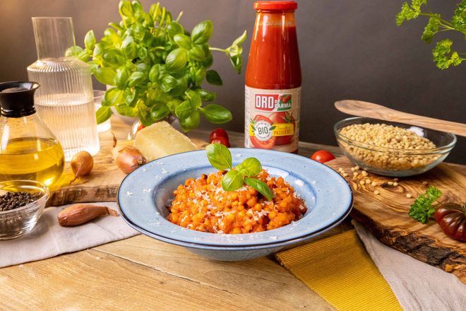 Fregola sarda al pomodoro ist eine klassische italienische Eintopf-Pasta.