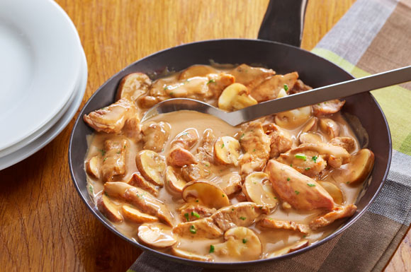 Schnell kochen mit natürlichen Zutaten: Ein Klassiker wie ein Geschnetzeltes Züricher Art lässt sich mit praktischen Küchenhelfern einfach zubereiten.