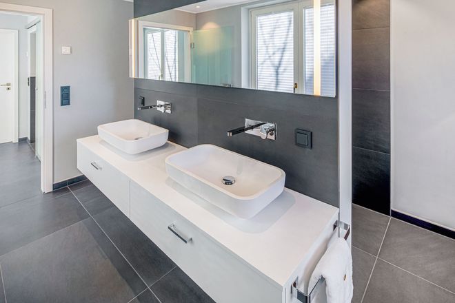 Moderne Waschtische, Badmöbel und Lichtspiegel lassen alte Bäder in neuem Glanz erstrahlen.