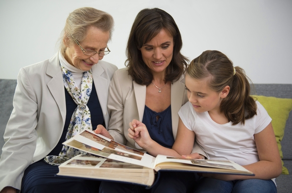 Gemeinsam Bilder anzuschauen, macht allen Generationen Spaß.