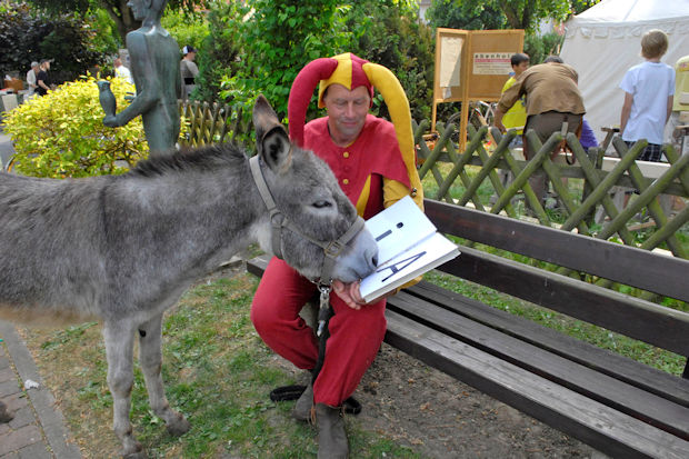 In Schöppenstedt bringt Till Eulenspiegel einem Esel das Lesen bei.