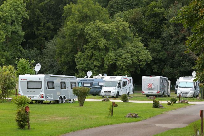 Der Campingplatz Ellwangen liegt inmitten der Natur und direkt am Fluss Jagst - dennoch nur zehn Gehminuten von der Innenstadt entfernt.