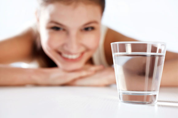 Schönheitspflege von innen: täglich Mineralwasser trinken.