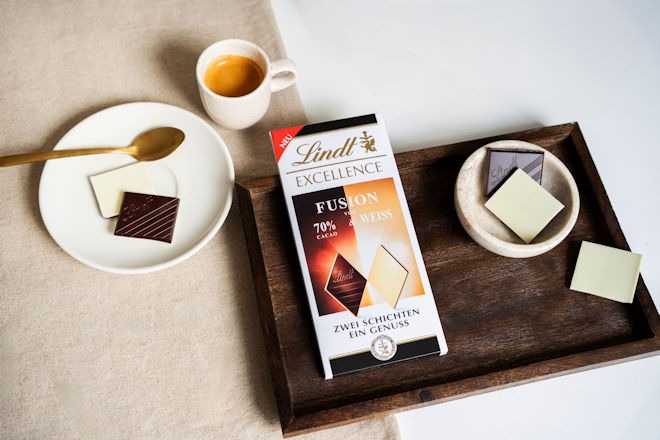 Die neue Lindt EXCELLENCE Fusion verbindet in jeder Tafel zwei unterschiedliche Schichten aus intensiver dunkler Schokolade ab 70% Kakaoanteil mit sanfter Milchschokolade oder cremiger wei&szlig;er Schokolade zu einem kontrastreichen und modernen Geschmackserlebnis.