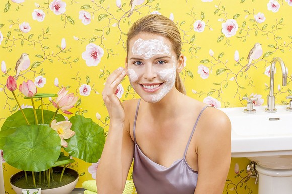 Schönheitspflege mit einer hochwertigen Gesichtsmaske sorgt für gute Laune.