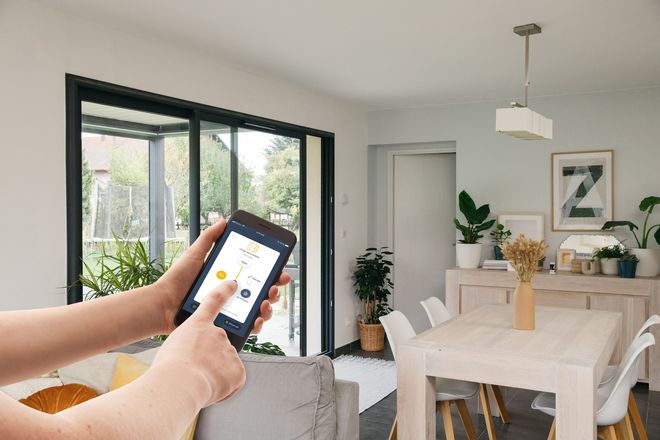 Die Steuerung von Sonnenschutzsystemen und vielen weiteren Funktionen im Haus über voreingestellte Szenarien oder per Sprachbefehl ist besonders komfortabel.