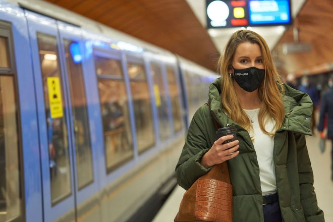Im öffentlichen Nahverkehr kann eine hygienisch keimfreie Maske deutlich besser schützen vor der Übertragung von Bakterien und Viren.