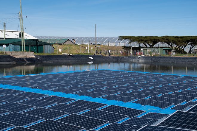 Die Solaranlage für die nachhaltige kenianische Blumenfarm Rift Valley Roses schwimmt platzsparend auf einem Wasserreservoir der Farm.