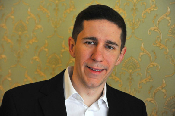 Nico Günther ist Fachmann für Hörgeräte und Inhaber von EliteAkustiker in Berlin.