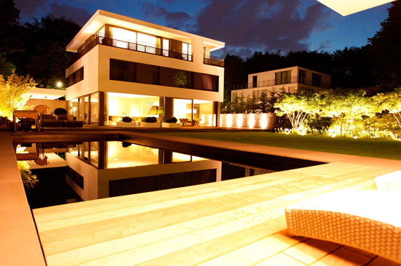 Mit einer maßgeschneiderten Planung durch einen erfahrenen Pool-Fachmann wird die Badelandschaft im Garten zum neuen Lieblingsplatz der gesamten Familie.