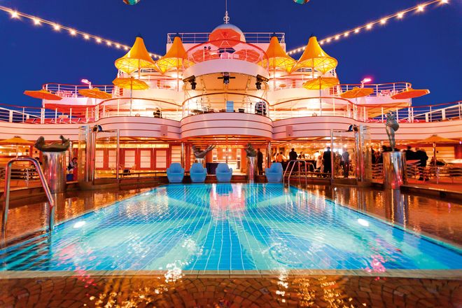Blick auf den Außenbereich der "Costa Fascinosa" mit dem Pool: Das Kreuzfahrtschiff ist im Oktober 2025 Schauplatz einer großen Schlager-Seereise mit vielen Stars der Szene.