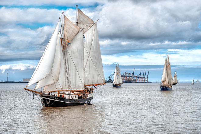 Es ist ein eindrucksvolles Bild, wenn beim Sailing-Cup in Wilhelmshaven die Traditionssegler auf der Jade gegeneinander antreten.
