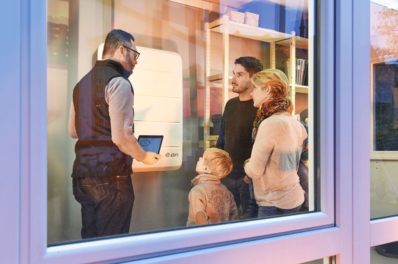 Mit einer Kombination aus Batteriespeicher und virtueller Solar-Cloud kann eine Familie ihren Strombedarf bis zu hundert Prozent selbst decken.