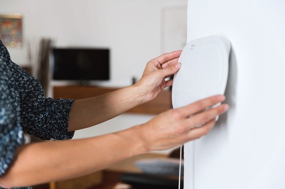 Mehr Sicherheit fürs Zuhause: Heutzutage gibt es zuverlässige Alarmsysteme, die sich mühelos selbst installieren lassen.
