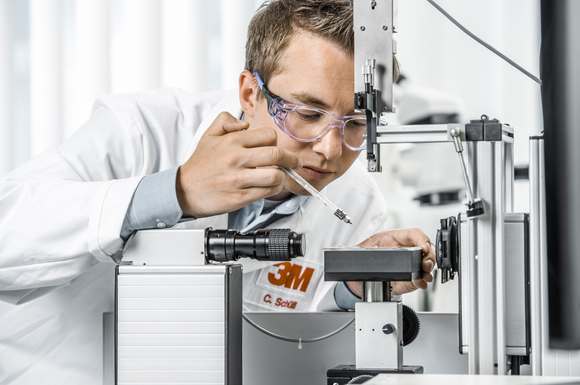 Neugier, Hoffnungen, aber auch manche Sorgen: Die Bundesbürger scheinen zur Wissenschaft ein ambivalentes Verhältnis zu pflegen.