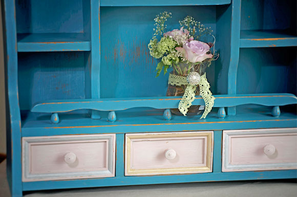 Ein echtes Unikat: Shabby-Möbel weisen eine höchst individuelle Optik auf und schmücken damit jeden Wohnraum.