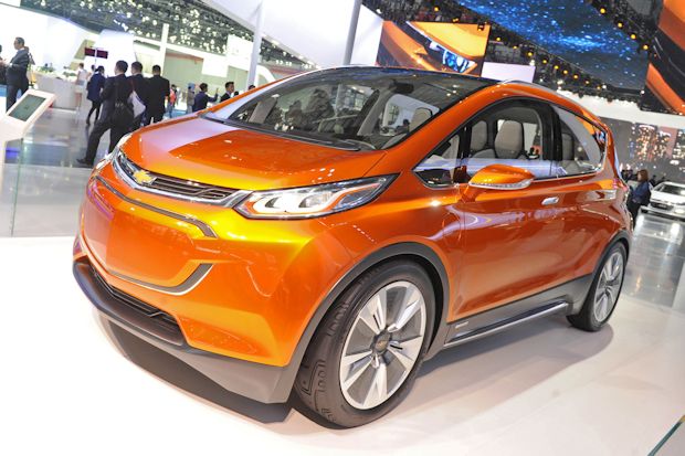 Das kompakte Elektroauto Chevrolet Bolt EV soll mit einer Batteriefüllung eine Reichweite von 320 km schaffen.