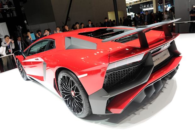 Auf der Heckpartie des Lamborghini Aventador Superveloce trhont ein dreistufig verstellbarer Karbon-Flügel.