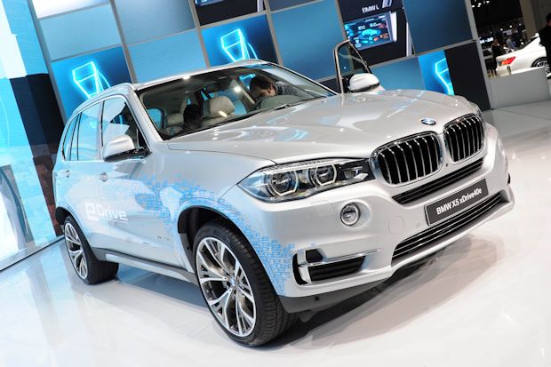 BMW präsentiert auf der Automesse in Shanghai den neuen BMW xDrive 40e.