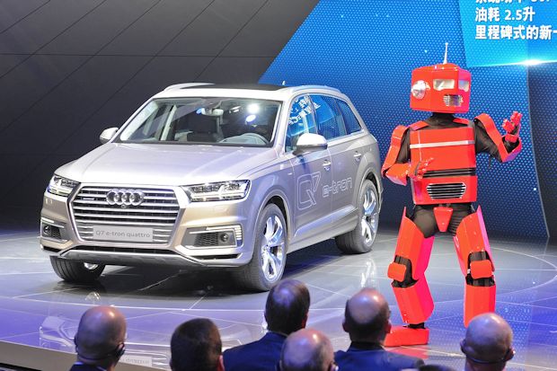 Im neuen Audi Q7 e-tron quattro vereinen sich erstmals TFSI Plug-in-Hybrid- und quattro-Antrieb.