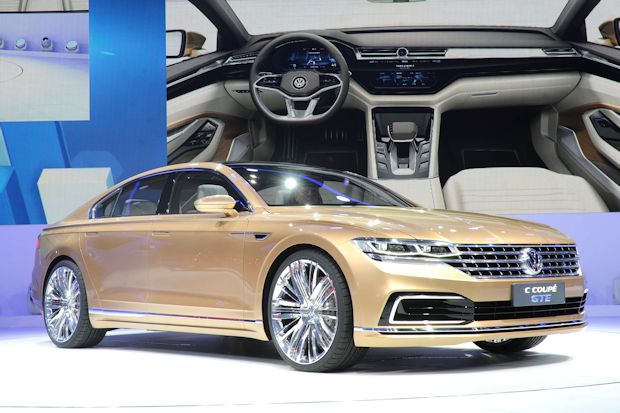 Die viertürige Studie C Coupé GTE mit Plug-In-Hybridantrieb kennzeichnet die Design-Neuausrichtung künftiger Volkswagen Toplimousinen.