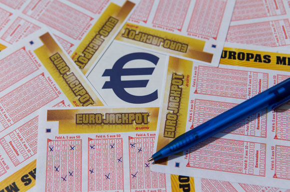 Der Traum vom Millionen-Gewinn bewegt viele dazu, online einen Lotterietipp abzugeben.