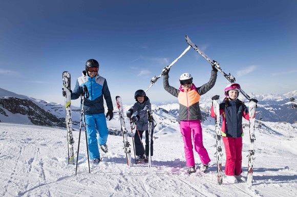 Aktivitäten im Winter machen der ganzen Familie Spaß. Allerdings sollte der Urlaub im Schnee auch ein sicheres Vergnügen sein, dazu sind einige Dinge zu beachten.