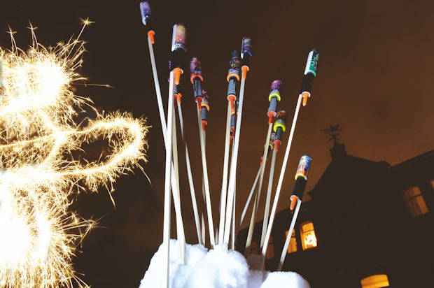 Raketen und Böller gehören für die meisten Deutschen zum Silvesterabend, doch hier ist Vorsicht geboten. Jedes Jahr werden Menschen von Feuerwerkskörpern verletzt oder Silvesterknaller richten Sachschäden an.