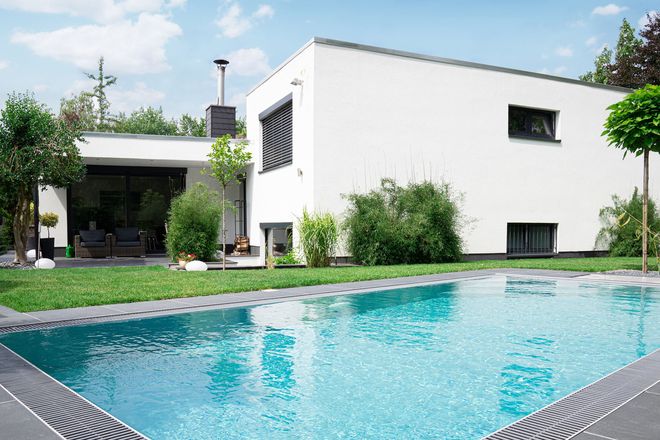 Wer sich für die Anschaffung eines Pools entscheidet, muss zuerst eine Grundsatzentscheidung beim Beckentyp treffen: Skimmer oder - wie hier auf dem Bild zu sehen - Überlauf?