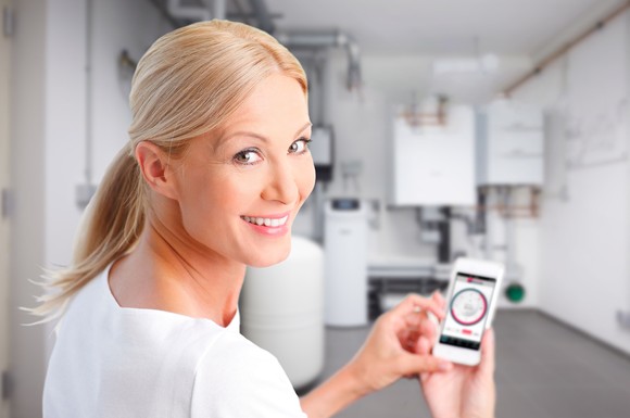 Eine komfortable Heizungssteuerung im Haus oder von unterwegs - beispielsweise per Smartphone - ermöglicht auch nennenswerte Energieeinsparungen.