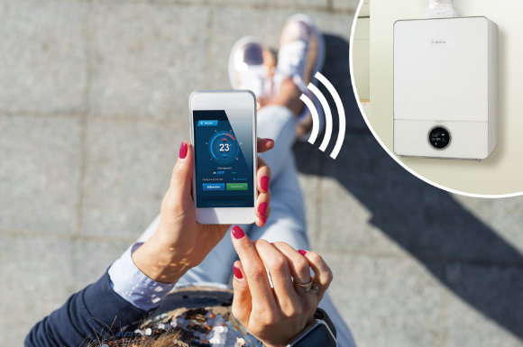Die Heizung jederzeit und von jedem Ort im Blick: Smarte Technik ermöglicht die Steuerung der Heizanlage auch unterwegs, zum Beispiel per Smartphone.