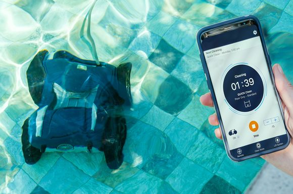 Clevere Steuerung: Über eine Smartphone-App lassen sich Poolroboter von unterwegs programmieren und steuern.