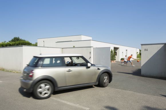 Praktisch: Hausautomationssysteme mit Geolokalisierung erkennen, wenn ihr Besitzer nach Hause kommt, und öffnen automatisch das Tor.