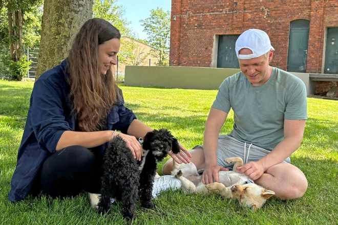 Zwei Hundeliebhaber und Lebensmittel-Kenner: Jamina Zaugg und Arne Mües wissen, was Hunden gut tut.