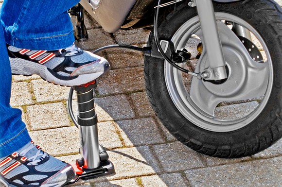 Mit Fußpumpen lässt sich genug Druck aufbauen, um auch Motorradreifen sicher zu befüllen.