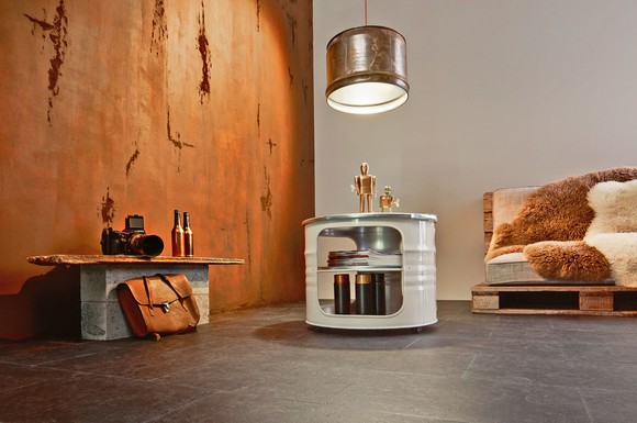 Wohnen im Vintage-Look: Eine Wand, vom Profi in Rost-Optik und mit samtiger Haptik gestaltet, bringt Loft-Atmosphäre in die eigenen vier Wände.