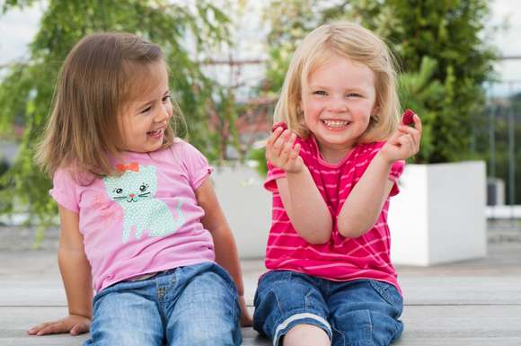 Kinder mögen kleine Snacks - Obst eignet sich dafür gut.