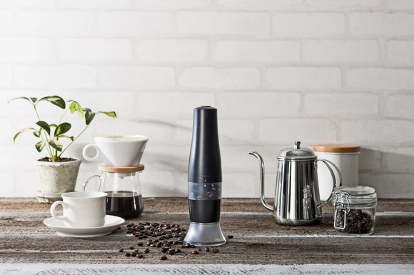 Be your own barista: Mit einer Kaffeemühle lassen sich Kaffeebohnen auch zuhause in unterschiedlichen Mahlgraden fein mahlen.