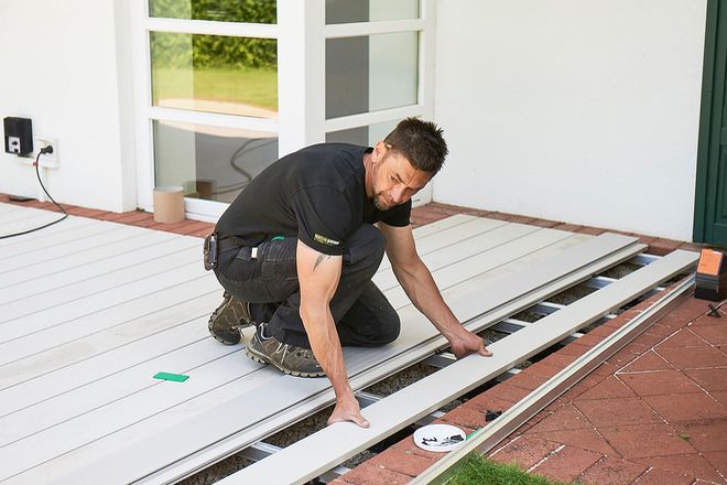 Zuerst ein Schotterbett, dann eine Unterkonstruktion, zum Schluss die WPC-Dielen: So baut man eine Terrasse fachgerecht auf.