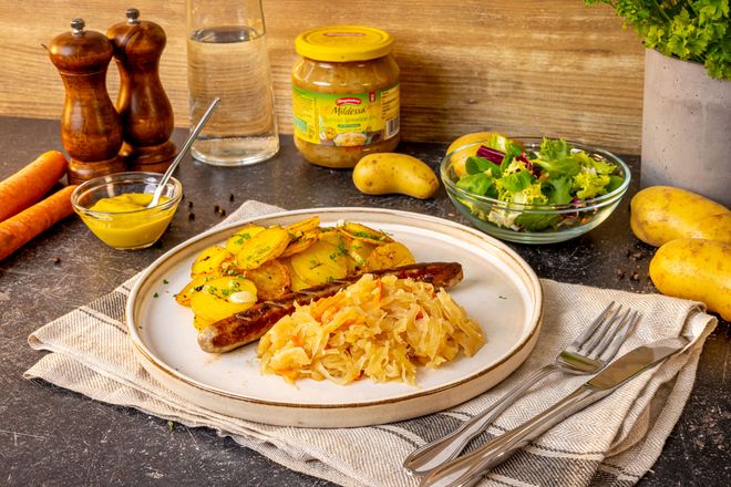 Traditionelle Gerichte wie Bratwurst mit Bratkartoffeln und Sauerkraut feiern ihr Comeback in deutschen Küchen.