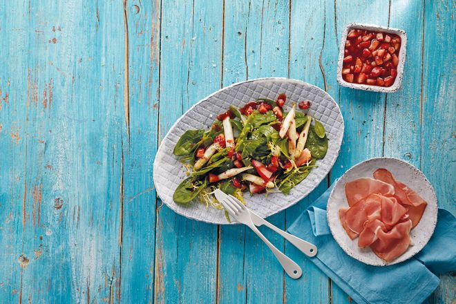 Raffinierter Genuss mit Katenschinken, Spargel und Erdbeeren: Der Salat überzeugt mit seiner Vielfalt an Aromen.