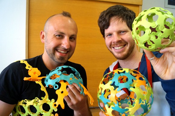 Tony Ramenda und Matthias Meister freuen sich über Unterstützer für ihr Crowdfunding-Projekt "Binabo" - einem völlig neuen Ball, der aus Einzelteilen in verschiedenen Größen gebaut werden kann.