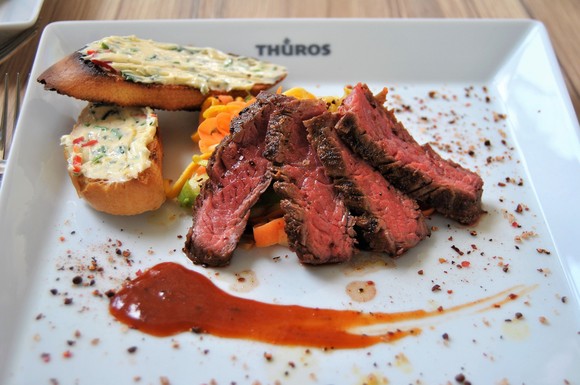 BBQs nur mit Wurst und Steak sowie Kartoffel- und Gurkensalat sollten der Vergangenheit angehören. Verschiedene Lebensmittel und modernes Grillzubehör können ganz neue Welten eröffnen.