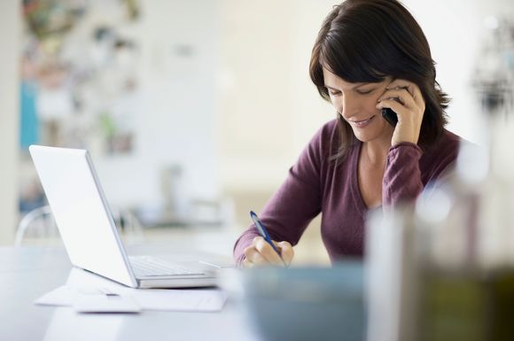 Per Online-Banking kann man bequem den Kontostand, das Wertpapierdepot und Geldeingänge überprüfen oder Überweisungen vornehmen und Daueraufträge einrichten.