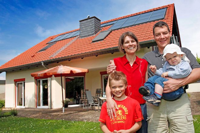 Durch flexible Montagemöglichkeiten kann eine solarthermische Anlage an nahezu alle baulichen Rahmenbedingungen angepasst werden und lässt sich zugleich mit jedem erdenklichen Wärmeerzeuger kombinieren.
