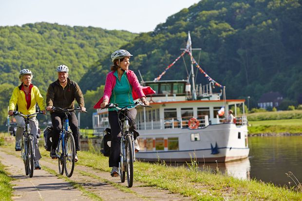 Bei Touren mit dem Rad ist die Weser, die der gesamten Region den Namen gibt, oft in Sichtweite.