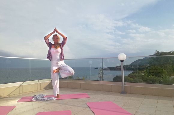 Beim Yoga auf der Terrasse des Aphrodite Beach Hotels lernt man, ganz bei sich zu bleiben.