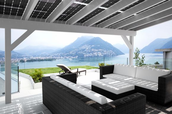Unter dem Schattenspender auf der Terrasse die Aussicht genießen und Ökostrom gewinnen: Solardächer verbinden beides miteinander.