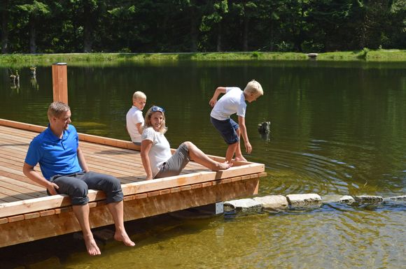 Zum Erlebniswanderweg "Waldstreifzug" gehört auch eine kleine Seebühne, von der aus man sich im Sommer abkühlen kann.