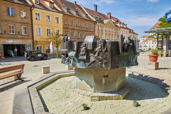 Der "Geschichtsbrunnen" vor dem Rathaus vor dem Rathaus stellt die Historie der Stadt Sulzbach dar. Der Brunnen dient auch als Treffpunkt für Stadtführungen.